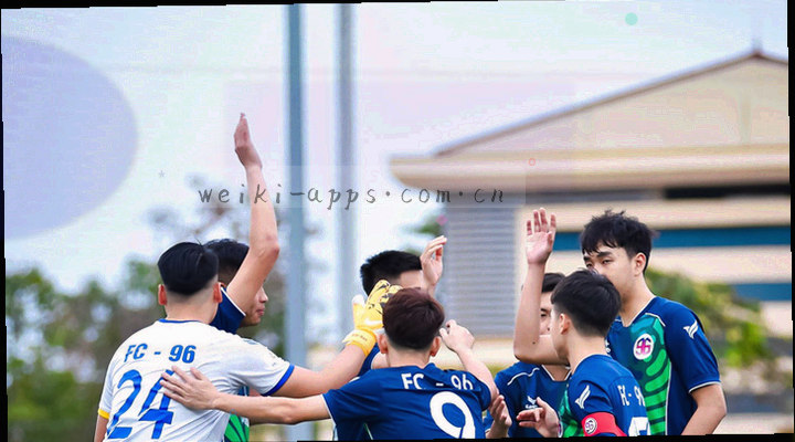 多台平板和电脑设备围绕一个屏幕，屏幕上有赛事数据表格